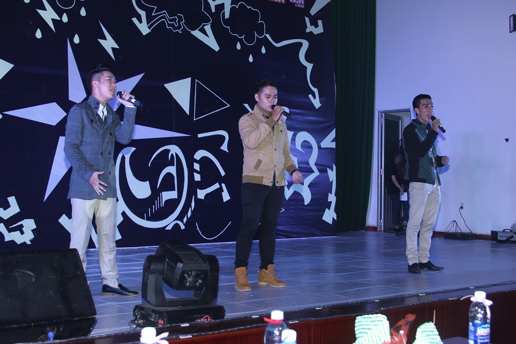 Trung Quân Idol mang "Trót Yêu" tặng sinh viên Học viện Hàng Không